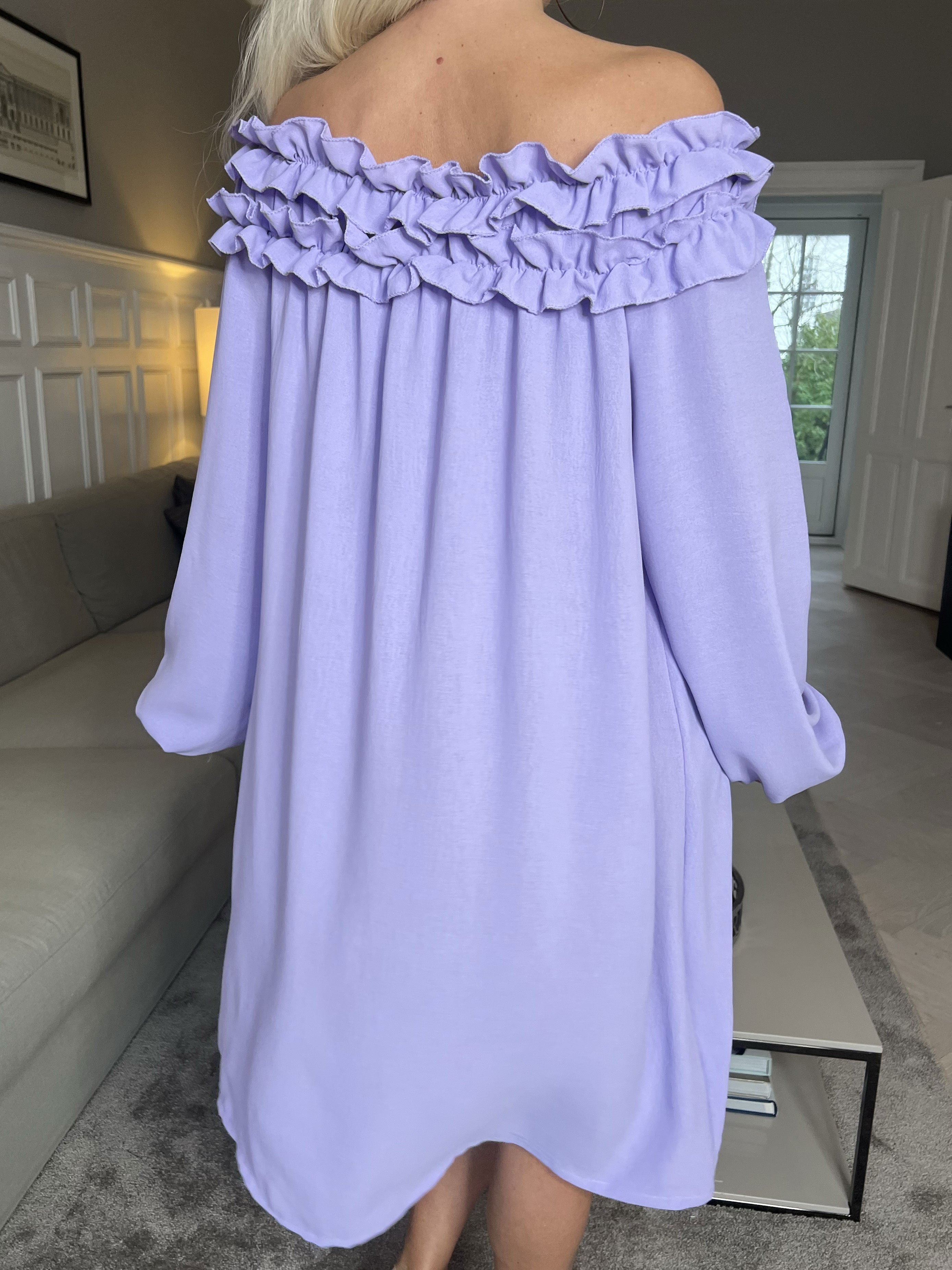 Chili Dress - Kjole med lange ærmer og flæser i udskæringen